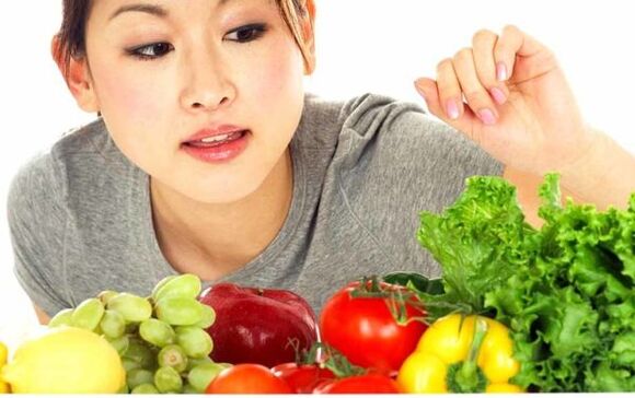 La fille japonaise choisit des produits pour un régime