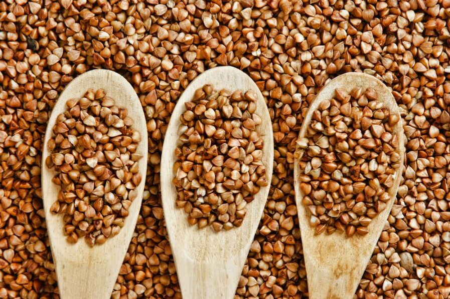 Grain de sarrasin dans les cuillères en bois