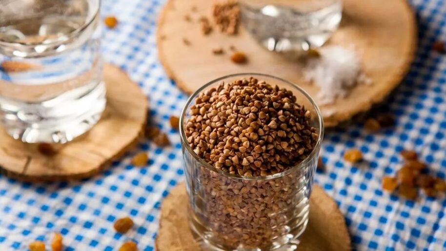 Grain de sarrasin dans un verre
