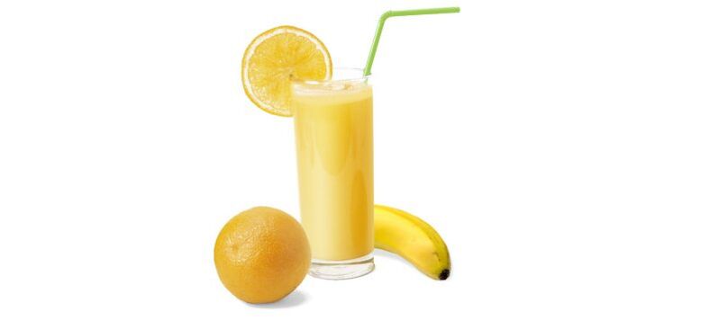 smoothie à la banane et à l'orange pour le régime à boire
